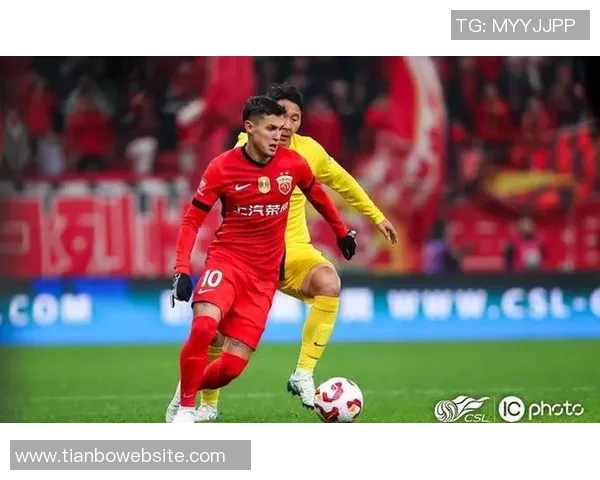 李新翔精彩穿裆过人后推射远角破门助海港4-2领先海牛 李新翔精彩穿裆过人后推射远角破门助海港4-2领先海牛