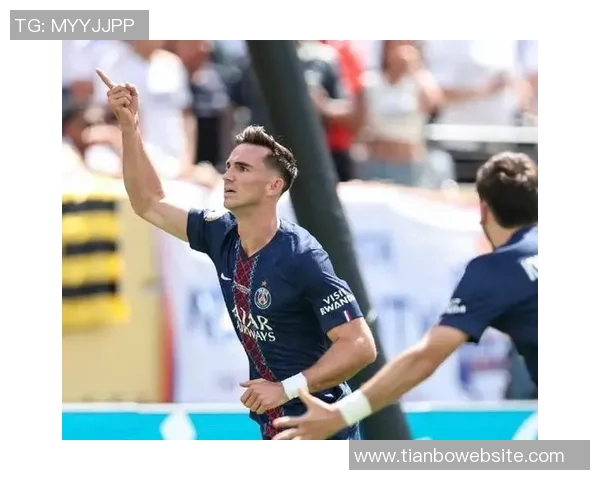 阿什拉夫上半场双响助巴黎领先两球展现边后卫实力 阿什拉夫上半场双响助巴黎领先两球展现边后卫实力