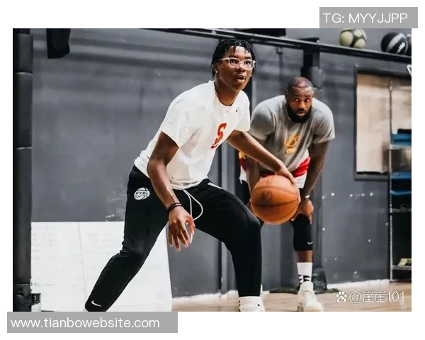 詹姆斯以坚定语气推广新产品展现成熟与过去决策的和解之路