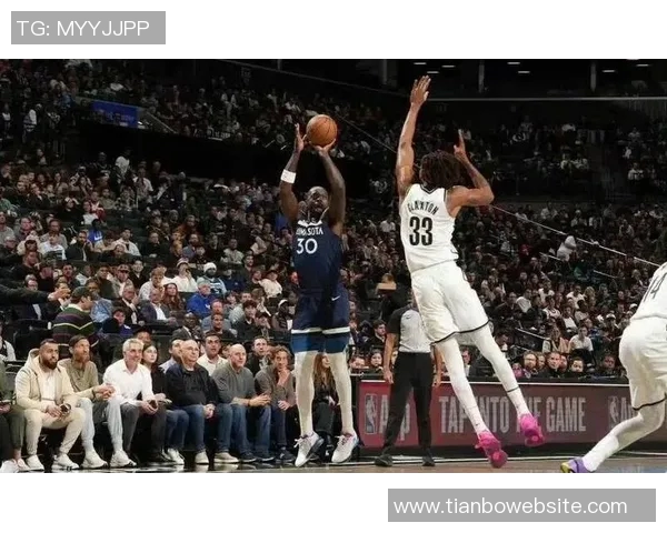 兰德尔上半场表现出色10投6中贡献15分3篮板3助攻数据全面