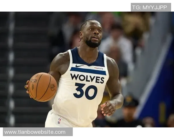 兰德尔半场表现稳定11投6中贡献14分4篮板1助攻1抢断